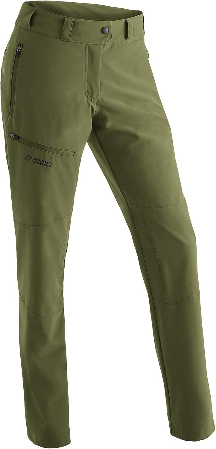 Maier Sports Wanderhose in Grün bei einer Wanderung im Gebirge